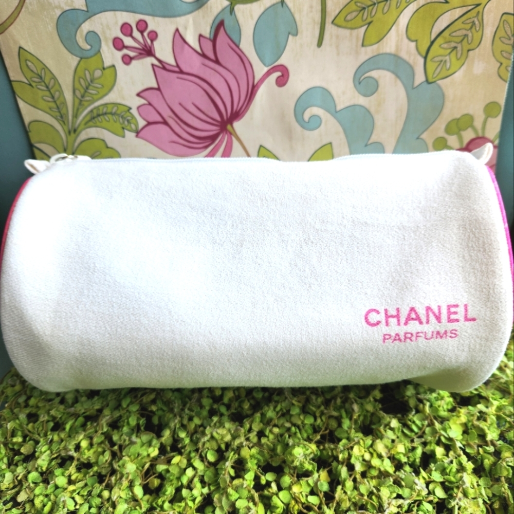 CHANEL Spa Zip Top White Pink Trim Barrel Make Up CC Logo Wipeable Cosmetic Bag